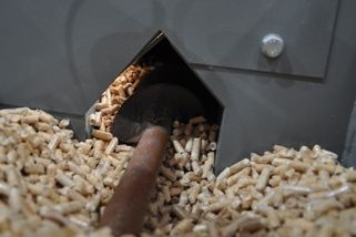 Zásobník na pelety lze vyrobit snadno svépomocí. Ke kotli pak stačí zajít jednou za pár dní