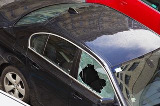 Boj proti turistům na Tenerife: Místní ničí auta z půjčovny. Bendová popsala šílené chování Angličanů