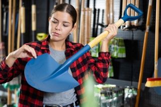 „Na lopatu a lano už se nepodívám stejně.“ Prodavačka popisuje bizarní školení o hlášení podezřelých nákupů