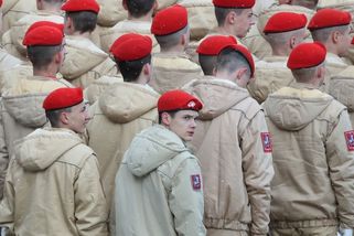 Rusku ve válce docházejí vězni, novou potravou pro děla jsou studenti. Nábor provází vydírání