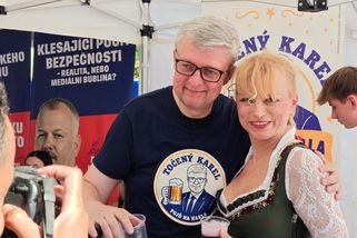 Havlíček čepuje pivo a Betyna na plackách. Za pípou strávím i dovolenou, řekl lidem v Praze - Echo24.cz