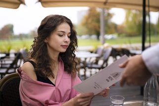 Na dovolené mi číšník řekl, že jsem první, komu přinesl účtenku, aniž by ho to mrzelo - Médium.cz