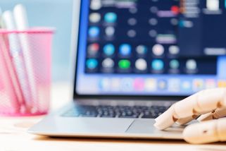 Kvůli umělé inteligenci zaniknou statisíce míst. Ohroženi jsou právníci, úředníci i prodavači - Novinky