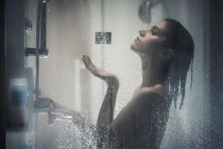 Lékařka upozorňuje: Močení ve sprše může vést k infekcím i problémům s ledvinami