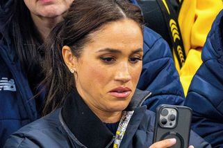 Čaj o páté podává Meghan Markle na záchodcích. Lidem se zvedá žaludek