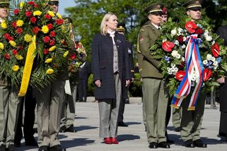 Bombičkově vám to sluší, vzkázali Janě Černochové. Vypadala jako zatoulaný bonbon