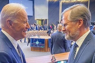 NATO posílí východní křídlo. Fiala si na summitu potřásl rukou s Bidenem - Seznam Zprávy