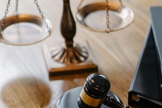 Rodiče mi „prošustrovali“ dědictví po pratetě na bráchovu svatbu! Teď je tahám po soudech - Médium.cz