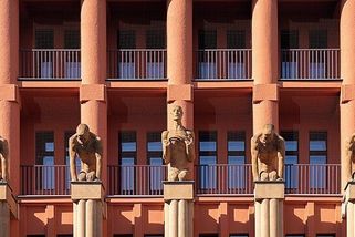 Obří brněnská poliklinika hlídaná Masarykem mate pacienty mizejícím 5 patrem - Médium.cz