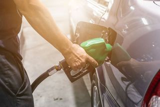 Také tankujete až do plna? Obvyklou chybou riskujete poškození auta - Garáž.cz