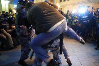 Rusové protestovali proti mobilizaci. Policie pozatýkala přes tisíc lidí - Novinky