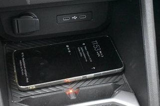 Jak správně nabíjet mobil v autě? Řidiči často dělají chyby, které ničí baterii