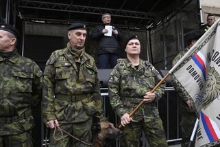 Chystá se bič na samozvané domobrance. Za nošení vojenských uniforem by mohli přijít o zbrojní průkaz - Novinky