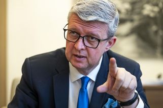 Hospoda nestačila, museli otevřít salon, chválil si exministr Havlíček setkání s voliči. Pak tasil fotky a bylo zle - Super.cz