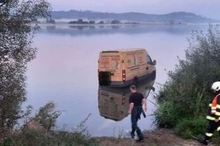 Dodávka sjela do rybníka na Strakonicku, řidičku se nepodařilo oživit - Novinky