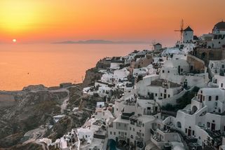 Jak naložit s hordami turistů na Santorini? Výrazně zdražit - Novinky