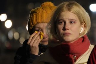 Fotky: Rusové v ulicích vzpomínají na Navalného a už je zase zatýkají - Seznam Zprávy