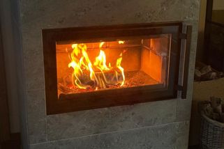 Začal topit v kamnech sousedovou technikou. Náklady na vytápění výrazně klesly