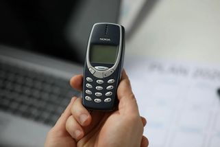 Vytáhli jsme z šuplíku starou Nokii 3310. Tohle se stalo, když jsme ji po 23 letech zkusili zapnout
