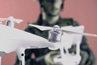 Válka dronů nad Ukrajinou. Zkouší shodit i Molotovův koktejl - Seznam Zprávy