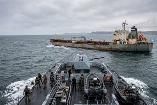 Britské námořnictvo dostalo zelenou: její válečné lodě mohou zabavovat ruské tankery