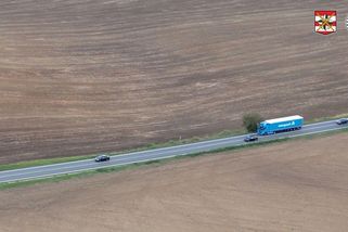 Riskantně přes plnou. Hned za zatáčkou policie na Hodonínsku pochytala tři předjíždějící řidiče - Novinky