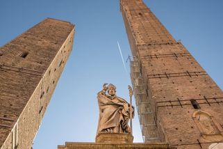 V italské Bologni se obávají zřícení šikmé věže - Novinky