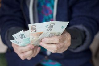 Nemohoucí senioři k sousedům či příbuzným. Stát se chystá hasit požár způsobený propadem porodnosti - Médium.cz