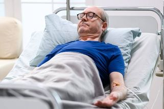 Senátoři navrhují definovat neadekvátní léčbu na sklonku života