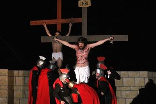 Na žďárském sídlišti ukřižovali Ježíše. Po vzkříšení se ochotně fotil s diváky - Novinky