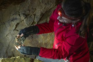 Půl tisíciletí bez povšimnutí: v Kateřinské jeskyni našli další stopy penězokazectví