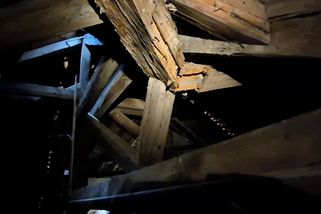 Kostel v Rajhradě od slavného Santiniho potřebuje novou střechu, stará se rozpadá - Novinky