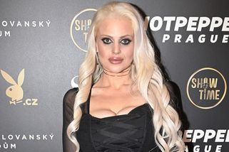 O 60 kilo lehčí Charlotte Štiková provokuje nahým tělem: Útlý pas a ploché bříško odhalila v soláriu - Super.cz