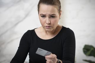 Na účet mi dorazila první výplata. Radost trvala přesně pět vteřin, pak jsem zůstala v šoku - Médium.cz