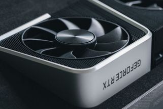 Chyba snižovala výkon grafik GeForce RTX 5000: Nvidia vydala opravený ovladač