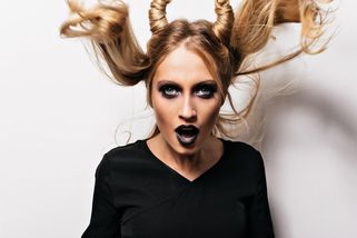 Chtěla jsem jen decentní účes. Teď vypadám jako teta z roku 1986 a nemluvím s kadeřnicí - Médium.cz