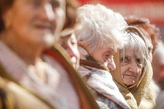 Šetří na jídle a v domě svítí baterkou. Důchodci přesto nezvládají zaplatit účty