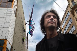 Foto: Na Máj dosedli Černého barevní motýli. Mnohametrové sochy zabraly celou ulici