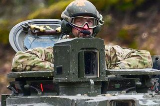 Jasný vzkaz do Ruska. Princ William v tanku kousek od jeho hranic - Seznam Zprávy