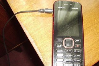 Máte doma tento starý telefon? Dnes si za něj můžete pořídit byt