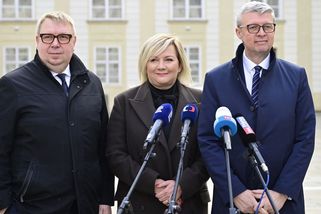 Popelka trochu jinak: Zlatem ověšená Alena Schillerová předvedla divoký disko tanec s Juchelkou a Havlíčkem - Super.cz