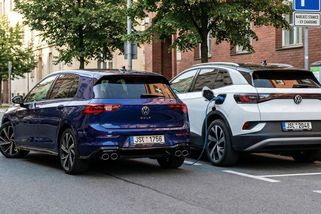 Elektromobil versus „spalovák“ po 10 letech. Reálné srovnání zbytkové hodnoty mnohé nepotěší