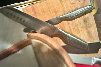 Agresivní cizinec ve Zlíně zkopal a ohrožoval nožem nevlastní dceru - Novinky