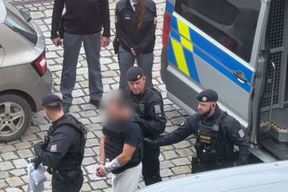 Lékaře obviněného z brutální vraždy poslali do vazby. Přivezli ho v neprůstřelné vestě - Novinky