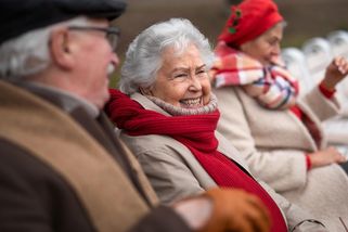 ZMĚNY V ROCE 2025: Důchody vzrostou o stovky korun - Novinky