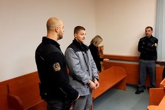 Mladíci v Kopřivnici napadli ženu a jeden ji opakovaně pomočil. Lítost u soudu neprojevují - Novinky