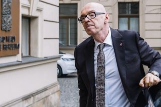 Ministr Klempíř by se měl omluvit za zneužívání modrého majáku