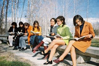 koktejl | Těžký život Íránek: Ještě nedávno nosily minisukně, pak to šlo od desíti k pěti