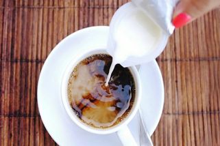 Češi už si do kávy smetanu nebo cukr nedají. EU letos zaúřaduje, jde o ekologii