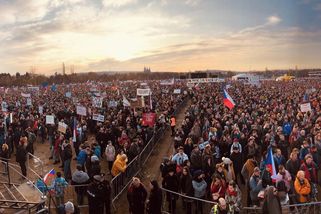 Dobrovský & Šídlo: Letná volá na opozici. Jste tady vůbec? - Seznam Zprávy